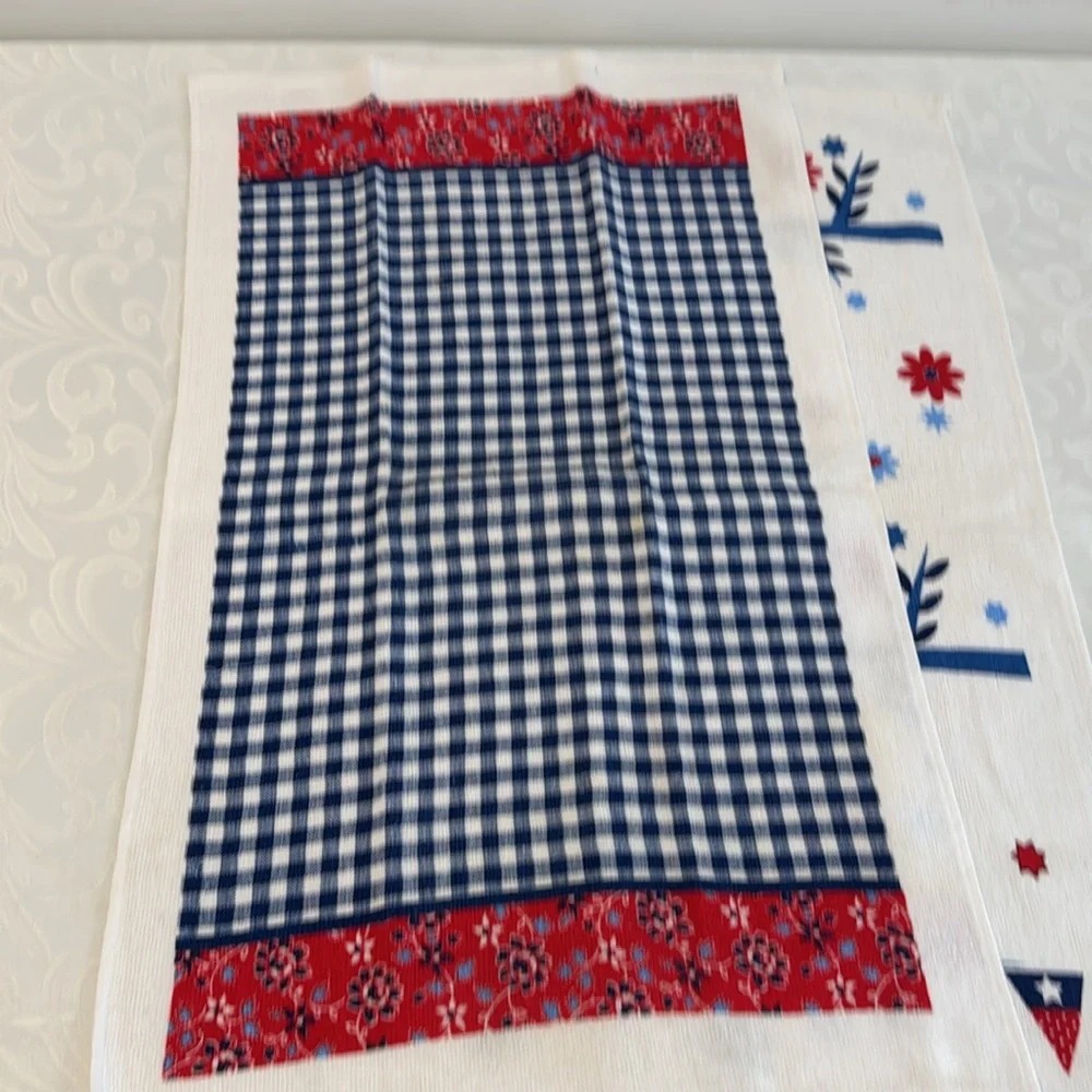 🌟3/$15🌟 NWOT Set of 2 kitchen Towels.
